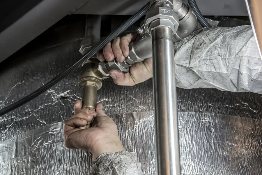 Hydraulik montujący instalację wodną
